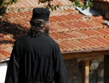 Σάλος με άτακτη παπαδιά: Το έσκασε με επιχειρηματία